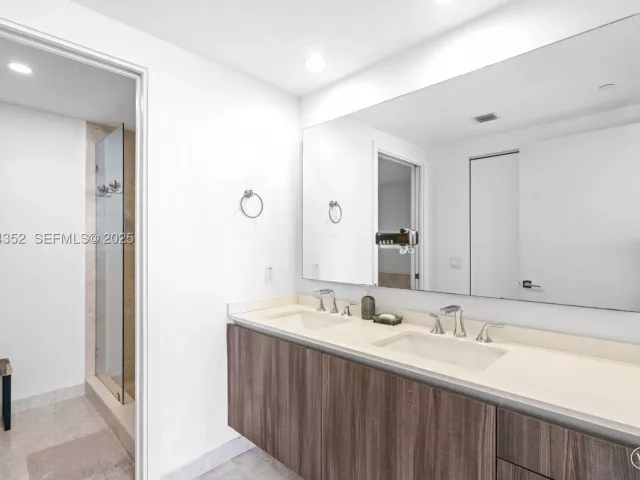 2-bedroom condo for sale in Miami - 488 NE 18th St 4309 - MondialRealty
