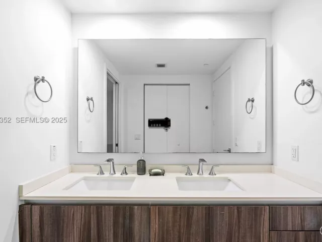 2-bedroom condo for sale in Miami - 488 NE 18th St 4309 - MondialRealty