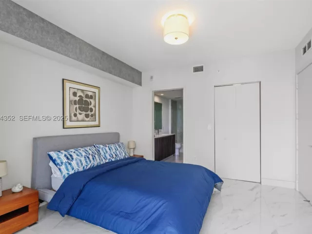 2-bedroom condo for sale in Miami - 488 NE 18th St 4309 - MondialRealty
