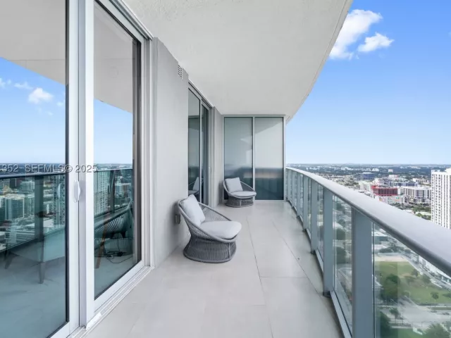 2-bedroom condo for sale in Miami - 488 NE 18th St 4309 - MondialRealty