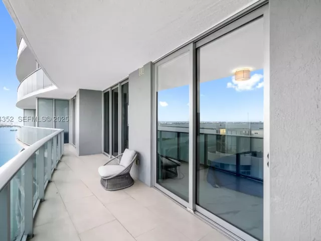 2-bedroom condo for sale in Miami - 488 NE 18th St 4309 - MondialRealty