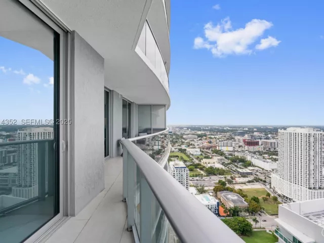 2-bedroom condo for sale in Miami - 488 NE 18th St 4309 - MondialRealty