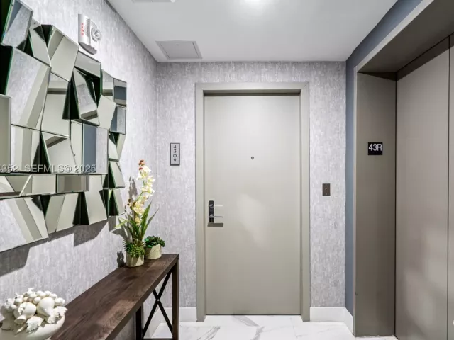 2-bedroom condo for sale in Miami - 488 NE 18th St 4309 - MondialRealty