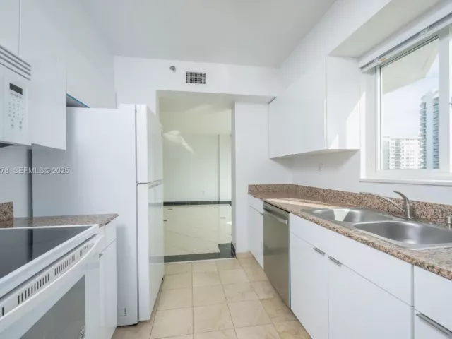 2-bedroom condo for sale in Miami Beach - 5900 Collins Ave 906 - MondialRealty