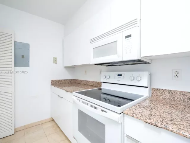 2-bedroom condo for sale in Miami Beach - 5900 Collins Ave 906 - MondialRealty