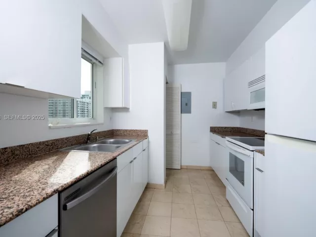 2-bedroom condo for sale in Miami Beach - 5900 Collins Ave 906 - MondialRealty