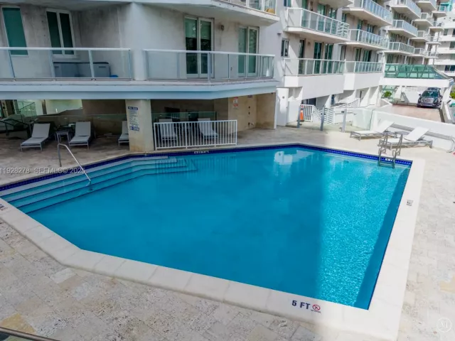2-bedroom condo for sale in Miami Beach - 5900 Collins Ave 906 - MondialRealty