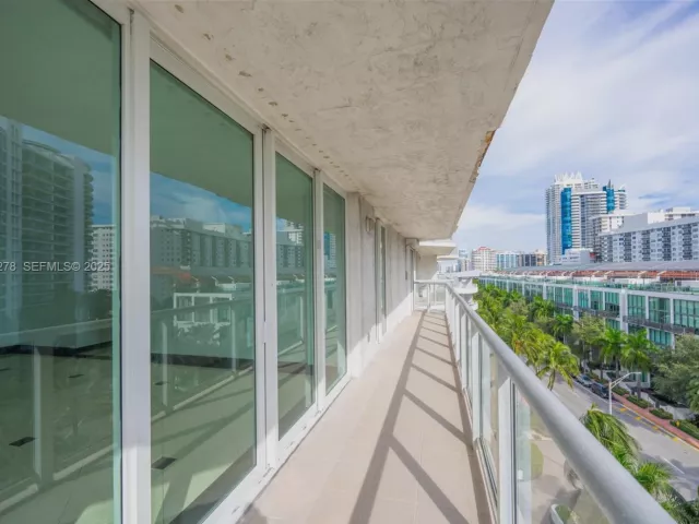 2-bedroom condo for sale in Miami Beach - 5900 Collins Ave 906 - MondialRealty