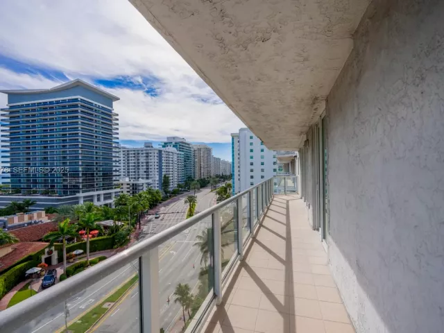 2-bedroom condo for sale in Miami Beach - 5900 Collins Ave 906 - MondialRealty