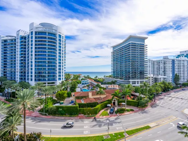 2-bedroom condo for sale in Miami Beach - 5900 Collins Ave 906 - MondialRealty