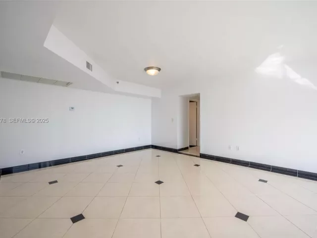 2-bedroom condo for sale in Miami Beach - 5900 Collins Ave 906 - MondialRealty