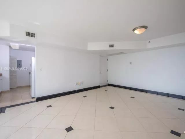 2-bedroom condo for sale in Miami Beach - 5900 Collins Ave 906 - MondialRealty