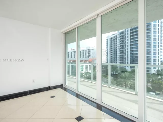 2-bedroom condo for sale in Miami Beach - 5900 Collins Ave 906 - MondialRealty