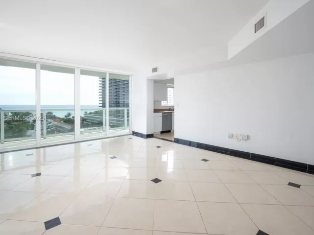 2-bedroom condo for sale in Miami Beach - 5900 Collins Ave 906 - MondialRealty