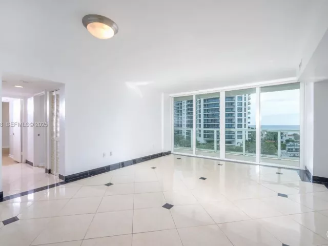 2-bedroom condo for sale in Miami Beach - 5900 Collins Ave 906 - MondialRealty