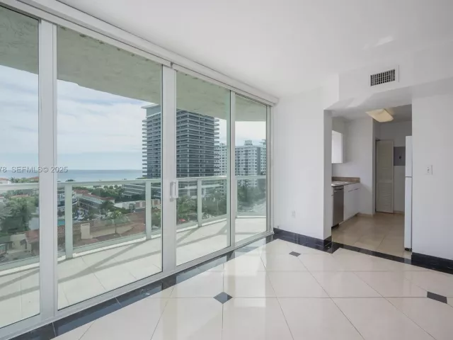2-bedroom condo for sale in Miami Beach - 5900 Collins Ave 906 - MondialRealty