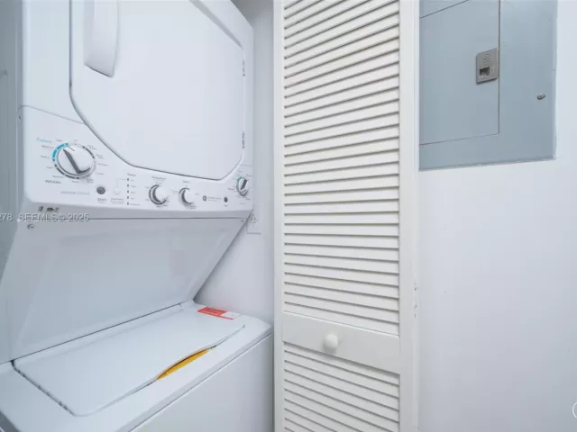 2-bedroom condo for sale in Miami Beach - 5900 Collins Ave 906 - MondialRealty