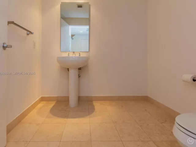 1-bedroom condo for sale in Miami - 1050 Brickell Ave 606 - MondialRealty