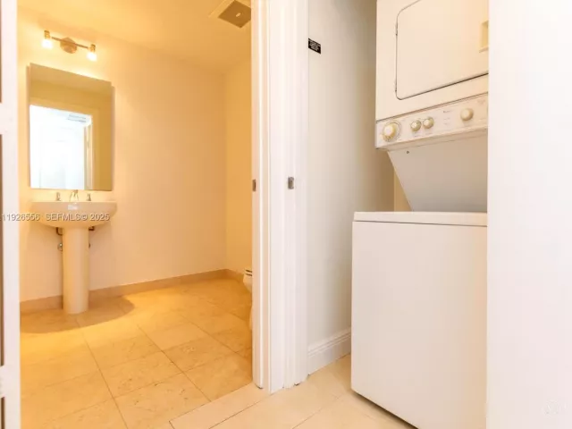 1-bedroom condo for sale in Miami - 1050 Brickell Ave 606 - MondialRealty