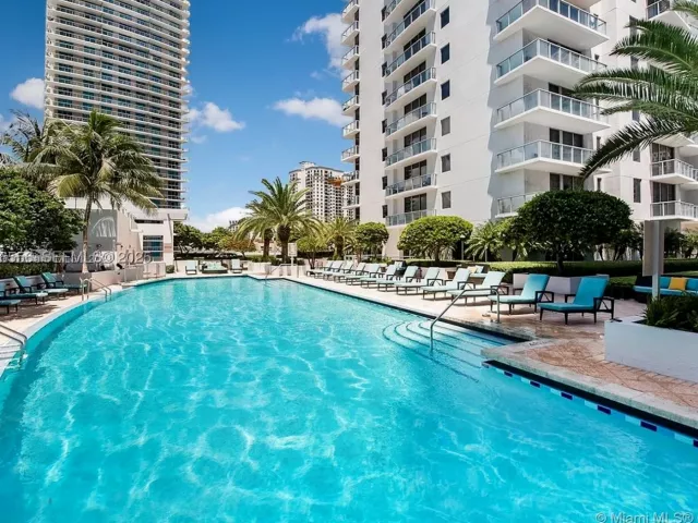 1-bedroom condo for sale in Miami - 1050 Brickell Ave 606 - MondialRealty