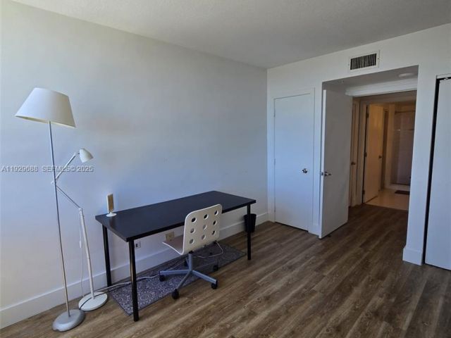 1-bedroom condo for rent in Miami Beach - 1500 Bay Rd 1178S - MondialRealty