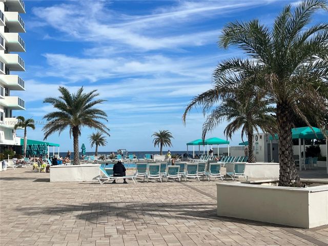 1-bedroom condo for sale in Hollywood - 3725 S Ocean Dr 1421 - MondialRealty