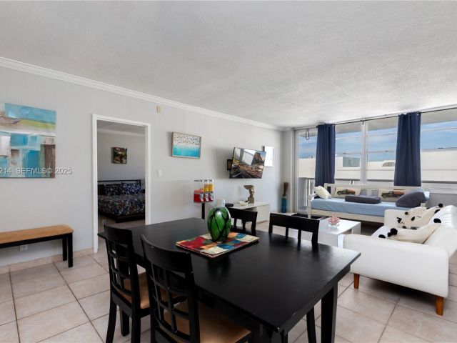 1-bedroom condo for sale in Hollywood - 3725 S Ocean Dr 1421 - MondialRealty