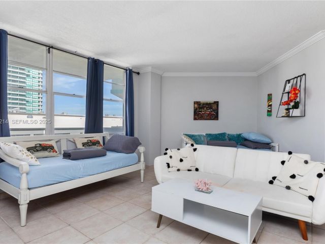 1-bedroom condo for sale in Hollywood - 3725 S Ocean Dr 1421 - MondialRealty