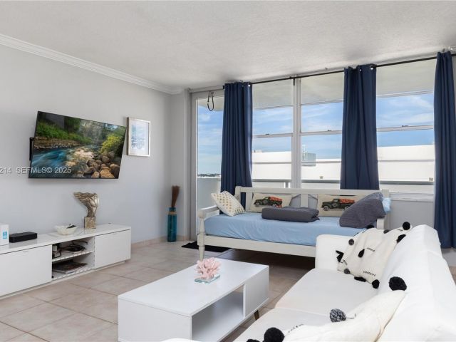 1-bedroom condo for sale in Hollywood - 3725 S Ocean Dr 1421 - MondialRealty