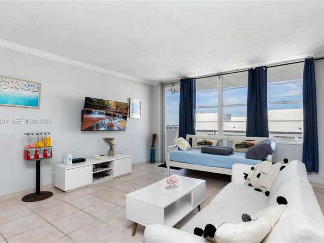 1-bedroom condo for sale in Hollywood - 3725 S Ocean Dr 1421 - MondialRealty