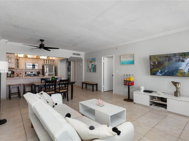 1-bedroom condo for sale in Hollywood - 3725 S Ocean Dr 1421 - MondialRealty