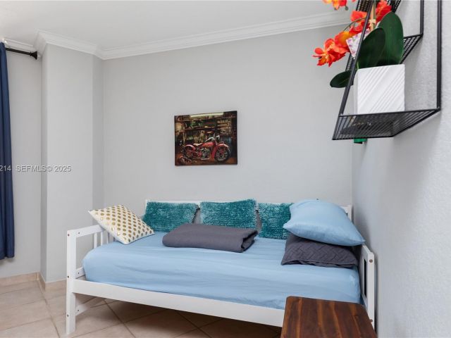 1-bedroom condo for sale in Hollywood - 3725 S Ocean Dr 1421 - MondialRealty