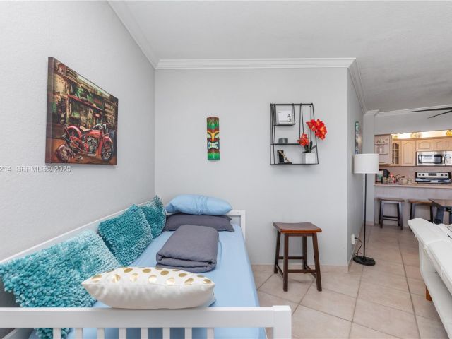 1-bedroom condo for sale in Hollywood - 3725 S Ocean Dr 1421 - MondialRealty