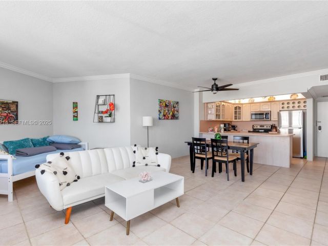 1-bedroom condo for sale in Hollywood - 3725 S Ocean Dr 1421 - MondialRealty