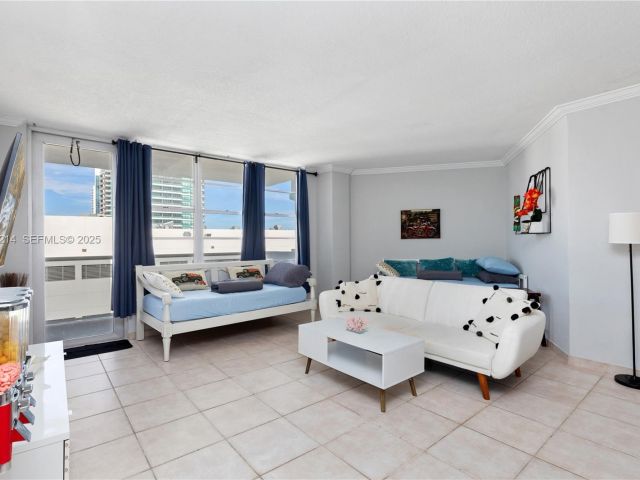 1-bedroom condo for sale in Hollywood - 3725 S Ocean Dr 1421 - MondialRealty