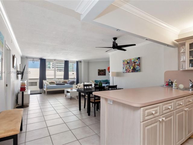 1-bedroom condo for sale in Hollywood - 3725 S Ocean Dr 1421 - MondialRealty