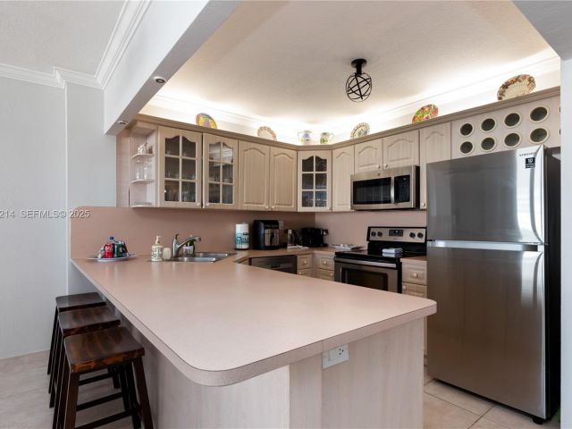 1-bedroom condo for sale in Hollywood - 3725 S Ocean Dr 1421 - MondialRealty