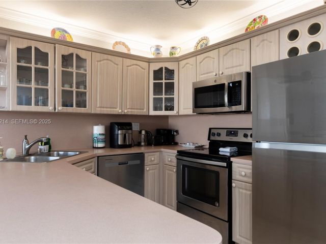 1-bedroom condo for sale in Hollywood - 3725 S Ocean Dr 1421 - MondialRealty