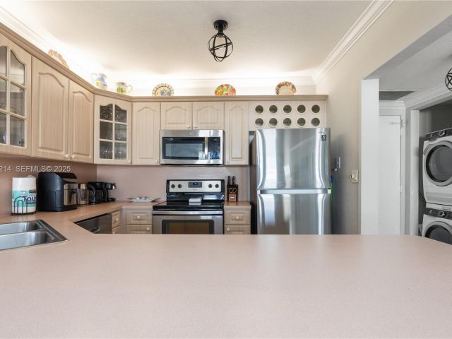 1-bedroom condo for sale in Hollywood - 3725 S Ocean Dr 1421 - MondialRealty