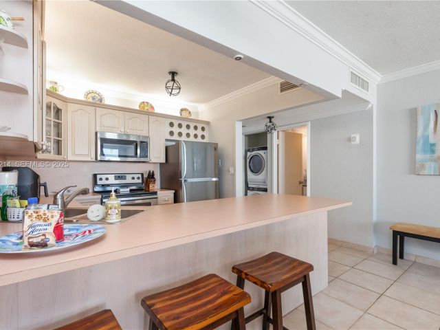 1-bedroom condo for sale in Hollywood - 3725 S Ocean Dr 1421 - MondialRealty