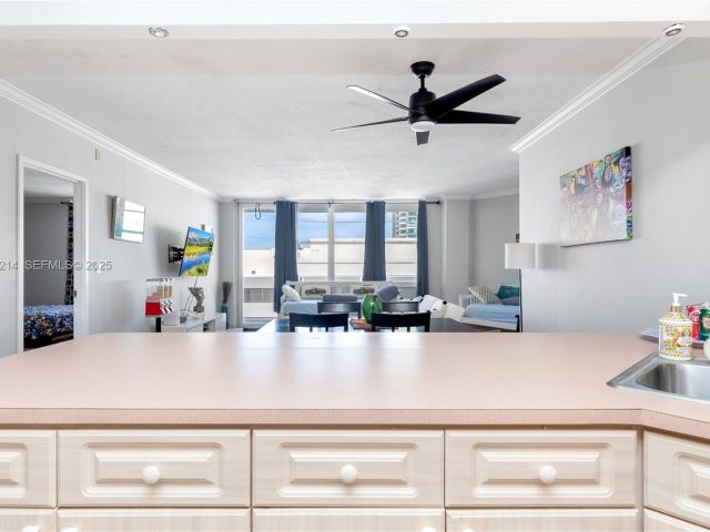 1-bedroom condo for sale in Hollywood - 3725 S Ocean Dr 1421 - MondialRealty