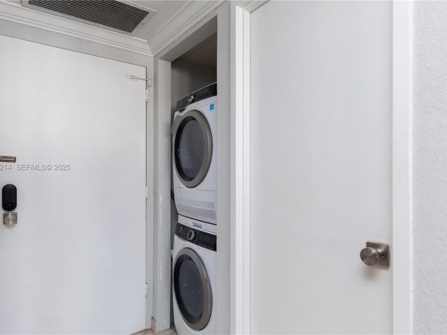 1-bedroom condo for sale in Hollywood - 3725 S Ocean Dr 1421 - MondialRealty