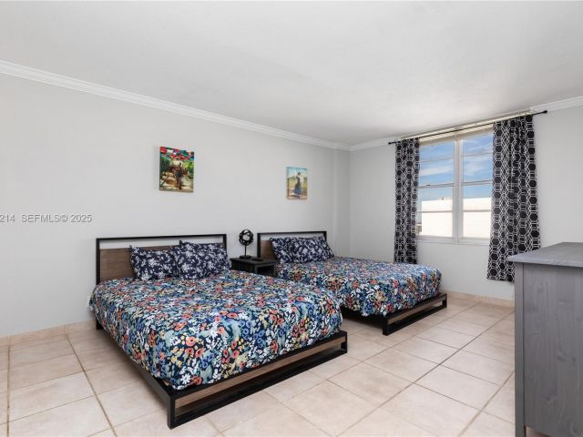 1-bedroom condo for sale in Hollywood - 3725 S Ocean Dr 1421 - MondialRealty