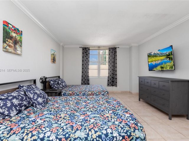 1-bedroom condo for sale in Hollywood - 3725 S Ocean Dr 1421 - MondialRealty