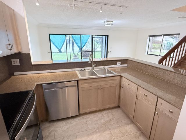 Home for rent at 1635 Woodbridge Lakes Circle - photo 6893611