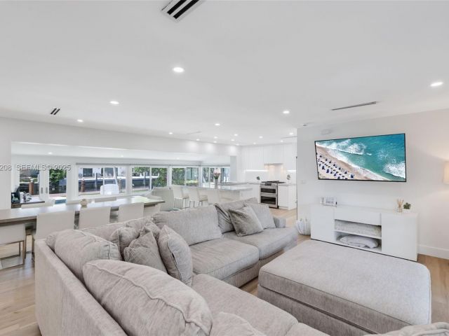 3-bedroom home for sale in Pompano Beach - 2448 SE 9th St - MondialRealty