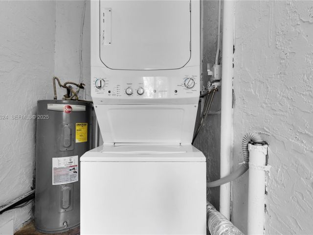 Home for rent at 617 NW 30th Ct 0 - photo 6892487