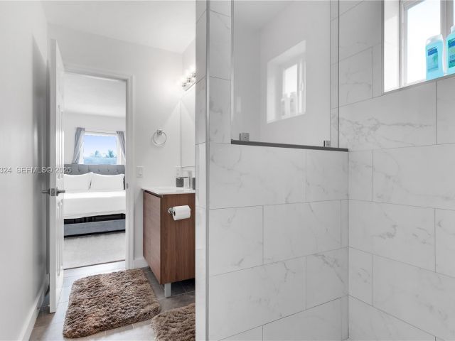 Home for rent at 617 NW 30th Ct 0 - photo 6892488