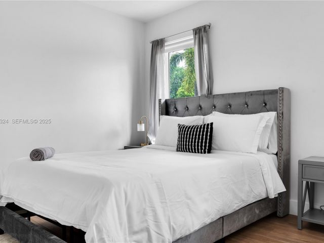 Home for rent at 617 NW 30th Ct 0 - photo 6892492