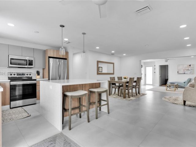 Home for rent at 617 NW 30th Ct 0 - photo 6892495